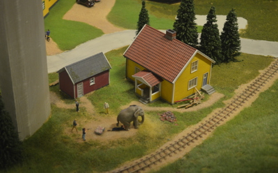 Miniature Kingdom 031 100 Åringen Elefanten Skjuten I Rumpan Sätter Sig