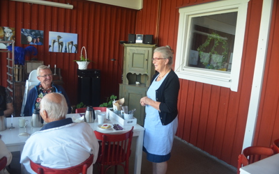 Strutsfarm 2019 042 Kerstin Sahlin Hälsar Välkommen Till Fika