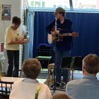 Ingrid tackar Daniel Keivanlo för underhållningen