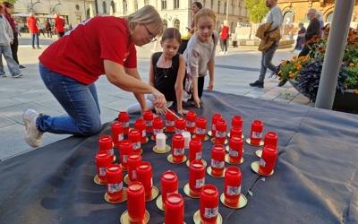 Blodcancerf Ljusmanifestationen 2025 20250903 163041 Sirpa Hjälper Barn Att Tända Ljus