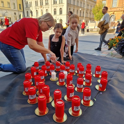 Blodcancerf Ljusmanifestationen 2025 20250903 163041 Sirpa Hjälper Barn Att Tända Ljus
