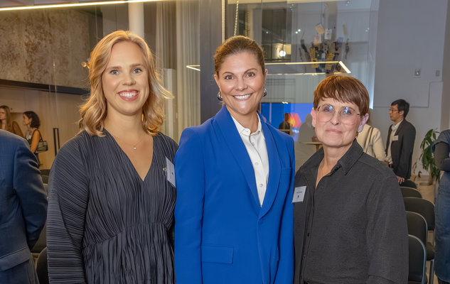 givaren Julia Tegnhammar, kronprinsessan och patienten Linda Göthberg. Foto: Jann Lipka