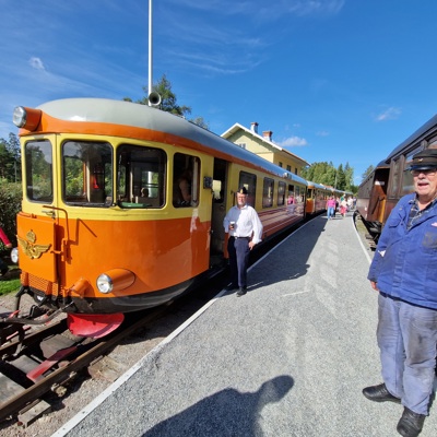 Lennakatten 2024 20240824 105025 Marielund Stationen Rälsbussen 4 Ihopkopplade