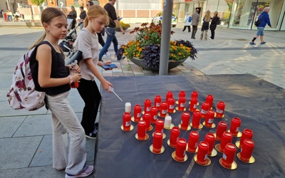 Blodcancerf Ljusmanifestationen 2025 20250903 162005 Barn Tänder Ljus