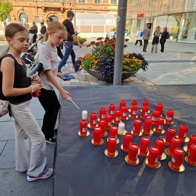 Blodcancerf Ljusmanifestationen 2025 20250903 162005 Barn Tänder Ljus