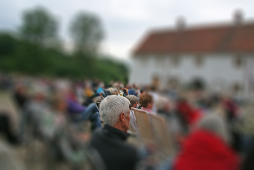 människor lyssnar Foto Håkan Sjunnesson