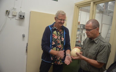 Strutsfarm 2019 104 Vi Får Känna På Ett Ägg Göthe