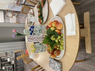 Fikabord med smörgåsar, frukt och vatten
