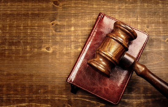 Image Of Wooden Judge Hammer On Notepad UGN34AB