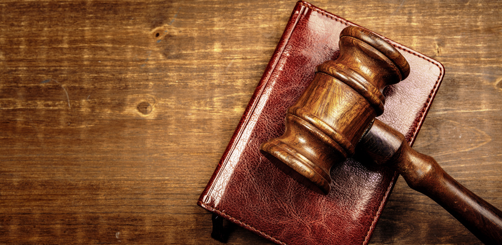 Image Of Wooden Judge Hammer On Notepad UGN34AB