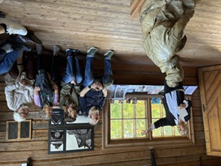 Besökare på visning i Rackstadmuseet, Arvika.