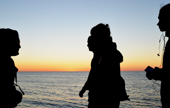 Genrebild Rorelse Gang Folk Manniskor Solnedgang Moten Hjalpa Fhsj (21) 16X9 A 1200 Mirror