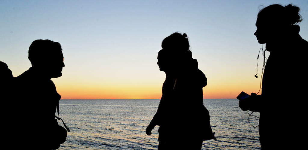 Genrebild Rorelse Gang Folk Manniskor Solnedgang Moten Hjalpa Fhsj (21) 16X9 A 1200 Mirror