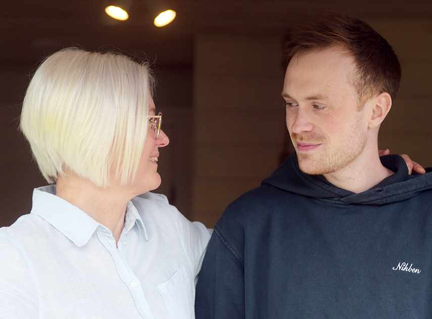 Mamma Maria och hennes son Adam. Foto: Håkan Sjunnesson/BLCF