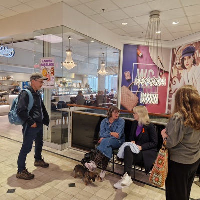 Blodcancerf Uppsala Fikaträff 20 Sept 2025 20250920 140055 Landings Konditori Vi Samlas Utanför