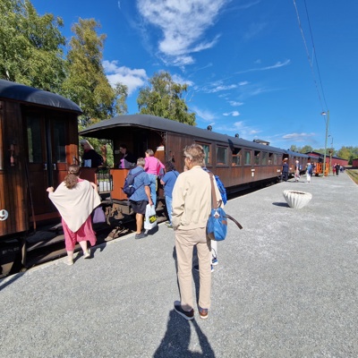 Lennakatten 2024 20240824 142103 Faringe Station Ångtåget Påstigning