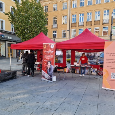 Blodcancerf Ljusmanifestationen 2025 20250903 162615 Vi Tar Emot Besökare Vid Tälten