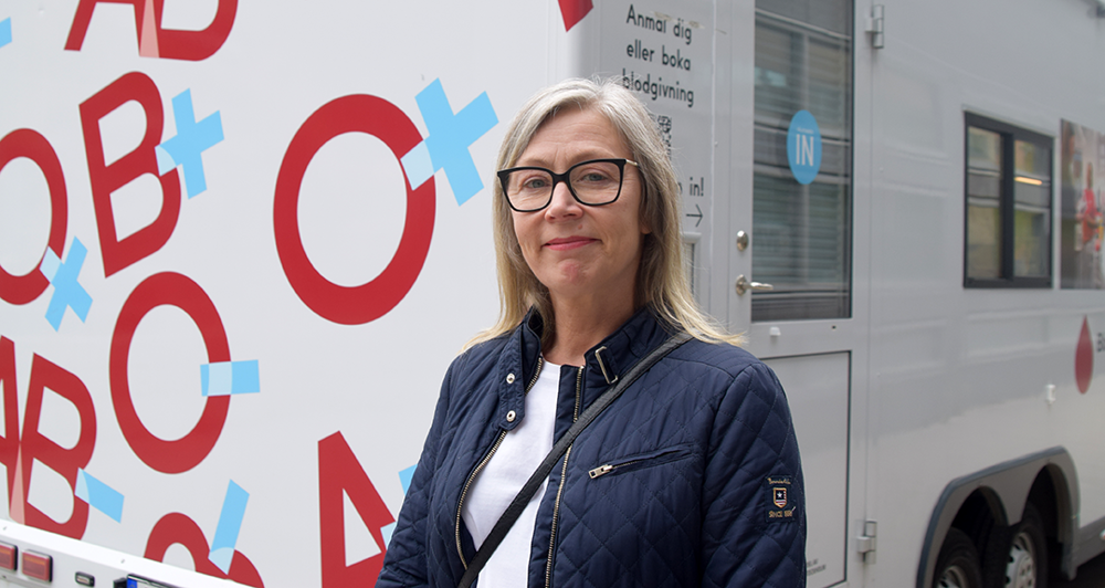 Sofia segergren utanför Blodbussen Foto: Håkan Sjunnesson